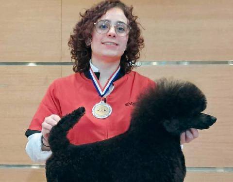 Nous Deux 4129 À 20 ans, elle est déjà championne de toilettage !