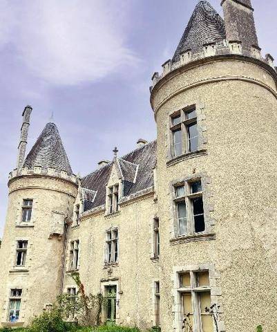 Nous Deux 4129 Au ch âteau de Fougeret, les vieil les pierres murmurent…