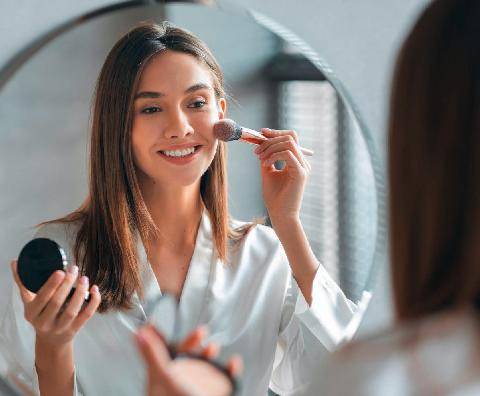 Nous Deux 4139 Les 5 erreurs maquillage qui pourraient bien vous vieillir