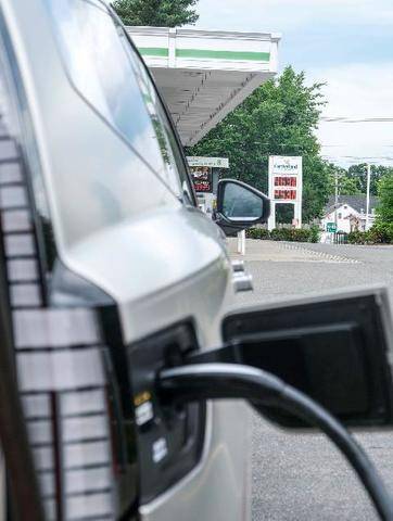 L'Auto-Journal 1215 À 5 DOLLARS LE GALLON,L’AMÉRIQUE PRÊTE À SE BRANCHER ?