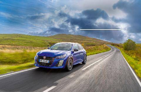 L'Auto-Journal 1218 L’E-208 SORT ENFIN SES GRIFFES