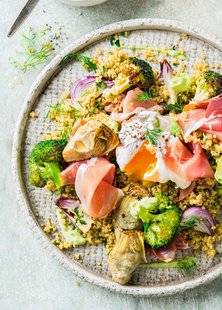 Top Santé 345 Salade tiède de quinoa aux légumes et œuf poché