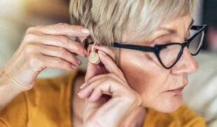 Top Santé 420 Le risque de maladie d'Alzheimer est doublé en cas de mauvaise audition