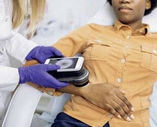 Top Santé 421 DES DERMATOLOGUES APPELLENT À SE MÉFIER DES DÉPISTAGES AVEC L'IA : « ON NE SAIT PAS EXACTEMENT »