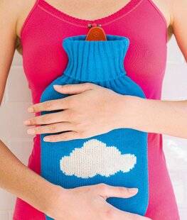 Top Santé 427 THERMOTHÉRAPIE DE LA CHALEUR POUR SOIGNER NOS DOULEURSLe principe simple de la thermothérapie (appliquer une source chaude sur une zone douloureuse ciblée) n'est pas nouveau : Égyptiens, Grecs et Romains utilisaient déjà cette méthode naturelle pour apaiser les douleurs, détendre le corps et