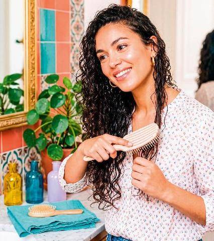Top Santé 434 Doit-on brosser ses cheveux bouclés ?