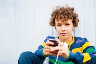 Pleine Vie 394 TÉLÉPHONE MOBILE : QUEL USAGE POUR QUEL ÂGE ?