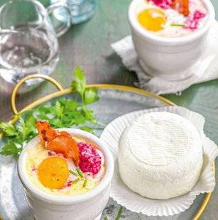 Pleine Vie 459 Œuf cocotte au chèvre frais et chips de lard