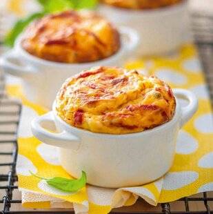 Pleine Vie 461 Soufflé aux piquillos et aux pignons de pin