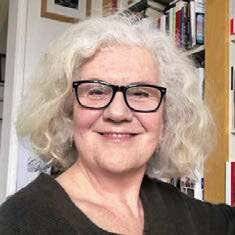 Pleine Vie 461 3 QUESTIONS À…Christilla Pellé-Douël, journaliste, anime des ateliers de bibliothérapie.