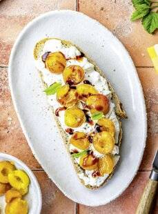 Pleine Vie 471 Tartine burrata et mirabelles