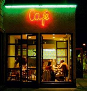 Pleine Vie 476 Un bar s'est installé en face de chez moi. Son enseigne lumineuse, allumée très tard le soir, me gêne. Que puis-je faire ?