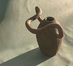 Le Journal de la Maison 571 Elle façonne des objets poétiques avec rigueur et précision.