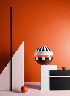 Le Journal de la Maison 573 Villeroy & Boch s'empare du style Memphis pour dynamiser 14 pièces en porcelaine, ainsi que son iconique « Boule » renfermant un service de vaisselle complet.