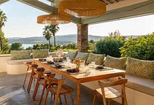 Le Journal de la Maison 573 Sobriété solaire à Ramatuelle