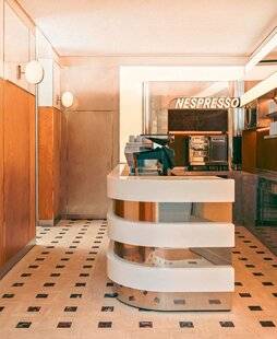 Le Journal de la Maison 574 Le 1er coffee shop Nespresso s'appelle tout simplement le « Café »