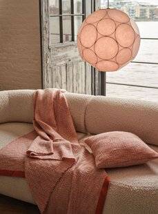 Le Journal de la Maison 574 « Soft » ou comment Tom Dixon enveloppe de douceur ses nouvelles suspensions, un subtil mais appuyé clin d'œil aux lanternes traditionnelles.