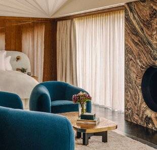 Le Journal de la Maison 575 Avec Le Jardin Alpin, Rosewood Hotels & Resorts signe un joyau d'altitude au cœur de Courchevel.