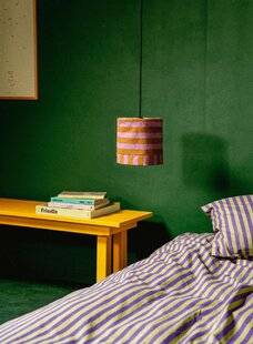 Le Journal de la Maison 575 Etagères cannelées, linge de maison aux rayures XXL, voilage orné de damiers, abat-jour fleuri… Nobodinoz dévoile une première collection maison aux accents pop.