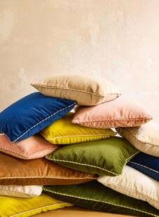 Le Journal de la Maison 576 Camel doré et pêche rosé, vert olive, bleu nuit ou jaune sulfure… la collection Pop Velours de Madura réchauffe les intérieurs en tutti frutti !