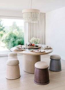 Le Journal de la Maison 577 Ina Rinderknecht rend hommage à la haute couture avec « Dedal Pouf », dernier-né de sa collection IR Furniture, dont la forme rappelle celle d'un dé à coudre.