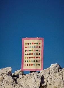 Le Journal de la Maison 578 Constellation de pois, vagues hypnotiques, disques solaires et aplats géométriques… ColorTherapis électrise joyeusement nos intérieurs.