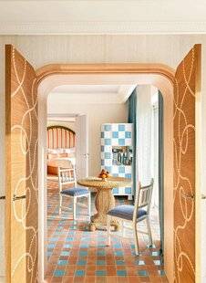 Le Journal de la Maison 580 Byblos Saint-Tropez by Laura Gonzalez, c'est la Méditerranée et son bleu changeant qui s'invitent dans le mythique hôtel de la Côte d'Azur.