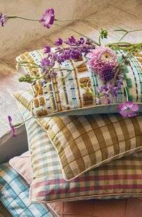 Mon Jardin & Ma Maison 788 Chaleureux, le tartan bouscule l'hiver avec son motif rythmé et son charme graphique. Longtemps associé aux intérieurs feutrés, il s'invite désormais par touches dans la maison, sur un coussin, un plaid ou une pièce décorative qui réchauffe instantanément l'ambiance.On aime son côté structurant, capable d'apporter du caractère sans jamais alourdir l'espace. Ses croisillons harmonieux dialoguent facilement avec les matières naturelles (laine, bois, cuir) pour composer un décor enveloppant.