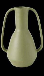 Mon Jardin & Ma Maison 793 Avec leurs lignes élaborées et leurs anses travaillées, ces vases s'imposent comme de véritables objets déco. Posés seuls sur une console, alignés sur une table ou installés dehors sur une terrasse, ils attirent le regard, même sans bouquet. Leur silhouette forte donne tout de suite du relief au décor. En grès, verre ou céramique, dans des teintes naturelles ou plus colorées, ils répondent à toutes les envies.