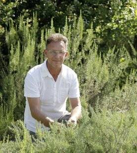 Mon Jardin & Ma Maison 793 3 QUESTIONS À... LAURENT BOURGEOIS, FONDATEUR DE LA PÉPINIÈRE AROM'ANTIQUE