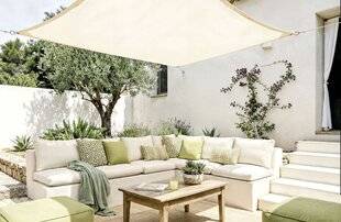 Mon Jardin & Ma Maison 794 Voile tendue, assises moelleuses et camaïeu de vert doux : cette terrasse mise sur des matières naturelles et des teintes apaisantes pour créer un coin salon frais et accueillant. Banquette en toile polyester. Bâche outdoor Athènes, 26,99 € le mètre, Mondial tissus.