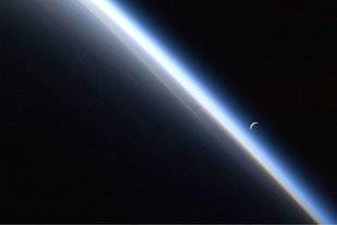Science & Vie 1220 L'ATMOSPHÈRE TERRESTRE S'ÉTEND AU-DELÀ DE LA LUNE !
