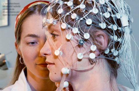 Science & Vie 1309 EN SOMMEIL PARADOXAL, NOTRE CERVEAU SE FOCALISE SUR LE CORPS