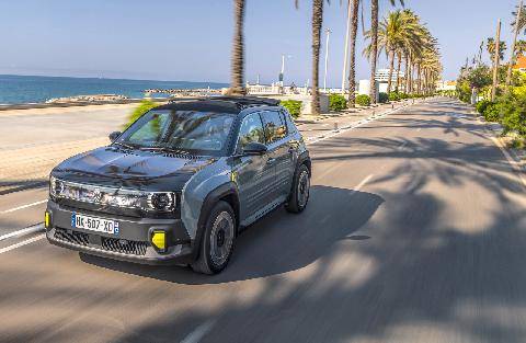 L'Auto-Journal évasion & SUV 118 RENAULT 4 E-TECH PLEIN SUD SOUS LA TOILE