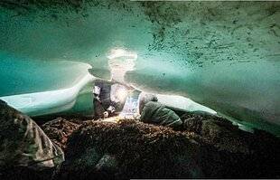 Science & Vie Découvertes 324 Ce sont… deux Inuit qui récoltent des moules !