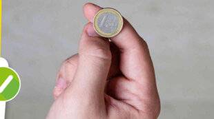 Science & Vie Découvertes 331 Une pièce de monnaie a plus de chances de retomber sur le côté visible au lancer.
