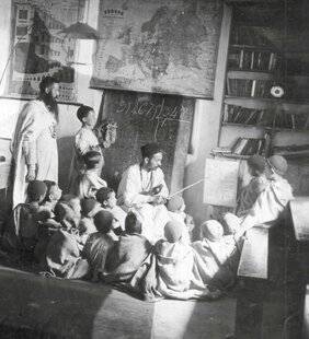 Les Cahiers de Science & Vie 219 L'ÉCOLE AUX COLONIES, MYTHE FRANÇAIS