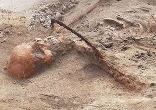 Les Cahiers de Science & Vie 220 QUAND L'ARCHÉOLOGIE CROISE LES « MORTS-VIVANTS »