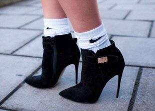 Biba 527 ON MET DES CHAUSSETTES DE TENNIS AVEC TOUT