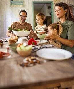 Biba Poche 541 Non à la disparition du dîner de famille !