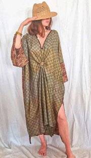 Modes & Travaux 1461 DES SARIS ANCIENS TRANSFORMÉS EN ROBES DE PLAGE
