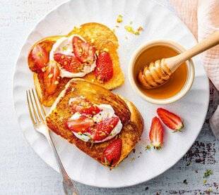 Modes & Travaux 1486 BRIOCHE TOASTÉE, RICOTTA VANILLÉE ET FRAISES RÔTIES AU MIEL D'ACACIA ET FLEURS DE FRANCE