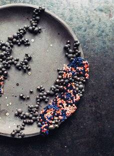 Modes & Travaux 1487 L'évasion brodée de Julia Gruber