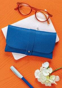 Modes & Travaux 1487 UN ÉTUI DE LUNETTES EN CUIR