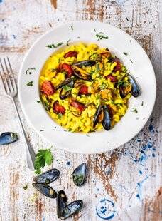 Modes & Travaux 1494 RISOTTO DE COQUILLETTES au safran, moules et chorizo