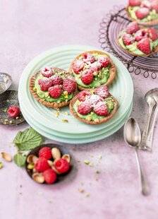 Modes & Travaux 1494 TARTELETTES AUX FRAMBOISES, crème à la pistache