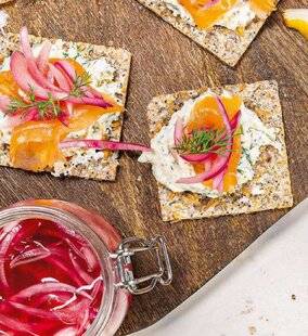 Modes & Travaux 1494 TOASTS SAUMON, FROMAGE FRAIS ET PICKLES