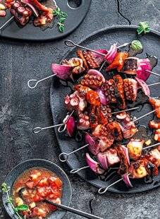 Modes & Travaux 1496 Brochettes de poulpe, sauce tomate et pêche