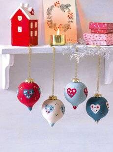 Modes & Travaux 1501 Des boules folkloriques EFFET PAPIER MÂCHÉ