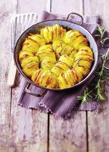 Marmiton 79 Pommes de terre Hasselback au comté et au lard